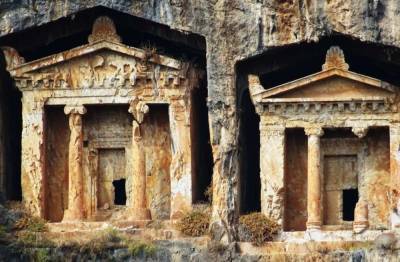 Археологи из Турции нашли 400 гробниц с росписями и сокровищами возрастом 1800 лет