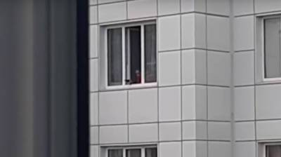 Воронежцы сняли на видео стрелявшего из окна многоэтажки мужчину