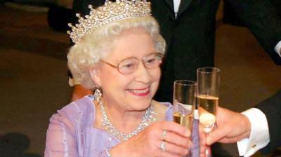 95-летняя королева Елизавета II приняла решение отказаться от алкоголя