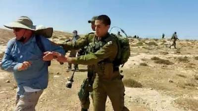 Не получит продвижения по службе: ЦАХАЛ наказал офицера, толкнувшего палестинца