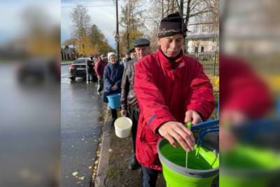 Колонки в частном секторе Сестрорецка собрали громадные очереди за водой