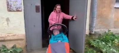 В Петрозаводске мама тяжелобольной девочки просит помочь установить пандус в старом доме (ВИДЕО)