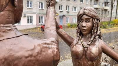 «Плевок в лицо жителям»: в нижегородском Павлове установили пугающий памятник молодоженам