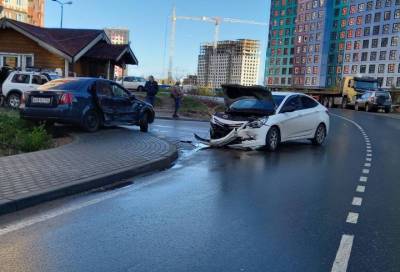 В Мурино произошла авария с участием двух легковых автомобилей