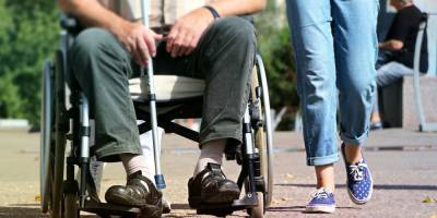Государство добавит денег пожилым инвалидам