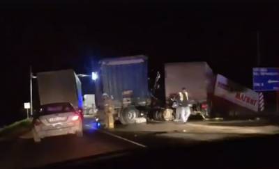 Столкнулись три грузовика: в массовом ДТП на тюменской трассе погиб человек