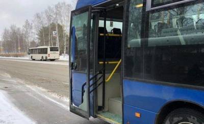 Жители Югры вытолкали из автобуса пассажира, который отказывался надеть маску