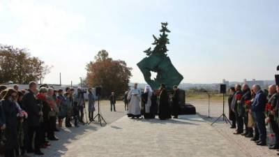В Керчи открыли мемориал в память о жертвах стрельбы в политехническом колледже