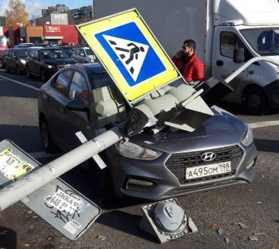 Фото: в Петербурге ветер свалил светофор на проезжавший авто