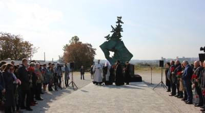В Керчи открыли мемориал в память о погибших при стрельбе в колледже