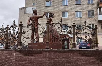 Памятник молодоженам в российском городе ужасает местных жителей. А как вам?