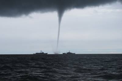 В МЧС объявили экстренное предупреждение по формированию смерчей над Чёрным морем
