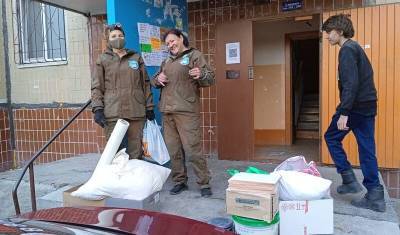 Волонтеры провели субботник по очистке сгоревшей квартиры на Народной