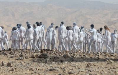 300 израильтян разделись, чтобы спасти Мертвое море: голый флешмоб