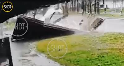 Опубликовано видео падения крыши дома на прохожих в Сахалинской области