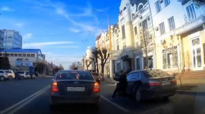 Двое мужчин напали на легковой автомобиль на улице Ленина в Рязани