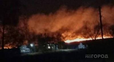 В Аликовском районе горит поле: "Огонь подступает к селу"