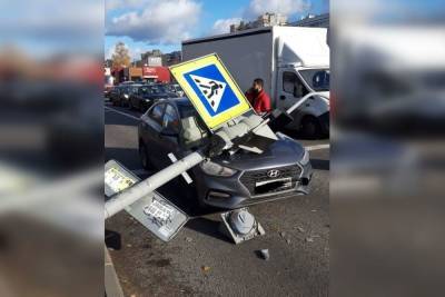 «Столбы в атаку пошли»: петербуржцы с юмором прокомментировали упавший на автомобиль светофор на проспекте Культуры