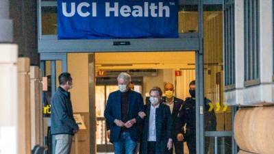 Экс-президент Клинтон выписан из больницы в Калифорнии