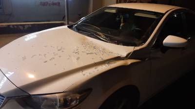 На улице Вишнёвой в Рязани окно рухнуло на припаркованный автомобиль