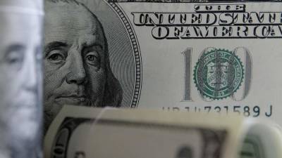 Эксперт дал рекомендации россиянам об оптимальном времени купли-продажи доллара