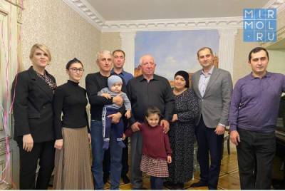 Председатель Совета отцов РД Заур Амиралиев посетил многодетного одинокого отца