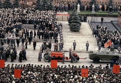 «Гроб упал»: что на самом деле случилось во время похорон Брежнева - Русская семеркаРусская семерка