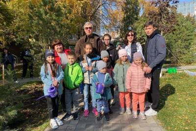 В День отца Алексей Логвиненко вместе с дочерями высадил несколько деревьев