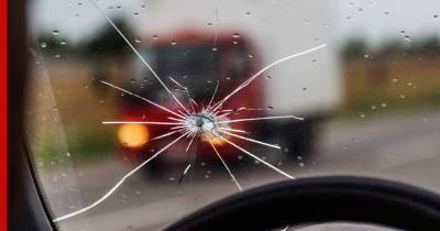 Как предотвратить расползание скола на лобовом стекле автомобиля