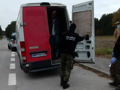 Польские пограничники сообщили о задержании украинца, который вез 27 нелегалов из Ирака