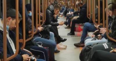 Фото пассажиров в вагоне московского метро напомнило россиянам о «телефономании»