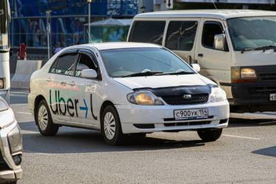 Таксист похитил забывшую телефон пассажирку в Красноярске