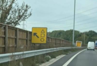В окрестностях Лондона нашли дорожный знак, похожий на визитку из «Игры в кальмара»