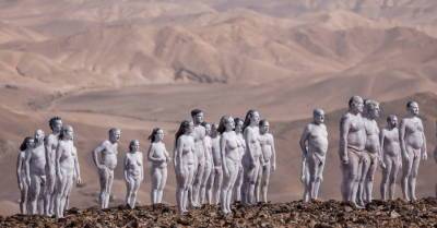 Американский художник устроил массовую голую фотоссесию ради спасения Мертвого моря