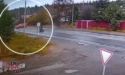 Камера запечатлела, как мотоциклист погиб на дороге в Карелии