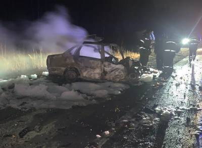 На севере Урала из-за ДТП загорелись автомобиль и грузовик. Есть погибшие