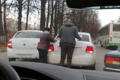 На улице Кирова в Туле из-за ДТП с двумя легковушками собирается пробка