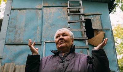 В Омске женщина 35 лет живет в ржавой бочке