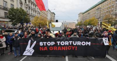 Поляки вышли на улицы в знак солидарности с мигрантами на границе