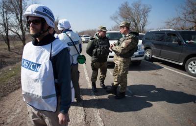 Миссия ОБСЕ в Донбассе приостановила работу из-за протестов в Донецке