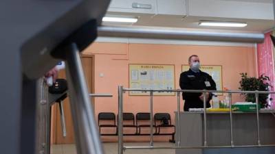 Власти Пермского края распорядились проверить охрану школы после стрельбы