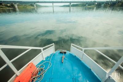 В Кузбассе двое рыбаков застряли с неисправным катером на реке
