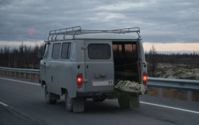 В Надыме задержан автомобиль, груженый рельсами с клеймом Сталинской стройки
