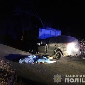 На Буковине легковушка влетела в припаркованный грузовик: два человека погибли. Фото