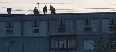 В Петрозаводске спасли девочек, которые сидели на крыше 25-этажки, свесив ноги