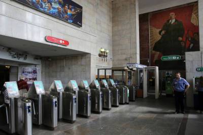 Станция метро «Площадь Ленина» будет закрывать двери по утрам из-за капремонта эскалатора до конца года