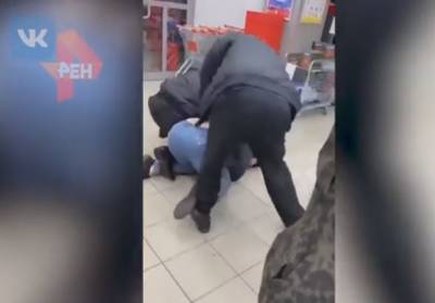 В Костромской области охранники зверски избили покупателя из-за упавшей бутылки