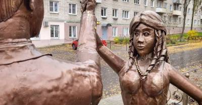 Нижегородцы критикуют памятник молодоженам у загса в Павлове