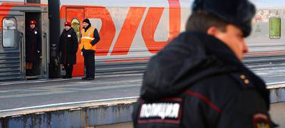 В Карелии транспортные полицейские сняли с поезда пьяную женщину, обложившую попутчиков матом