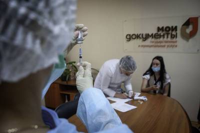 Коронавирус в России: заболеваемость растет, регионы ужесточают ограничения